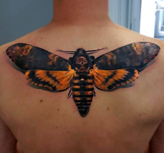 Tatuaggio colorato Falena Testa di Morto sulla schiena