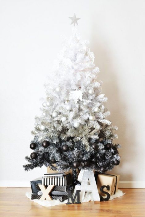 Idea Albero di Natale 2018 blackWhite 470x704 - Albero di Natale 2018: Colori e Tendenze