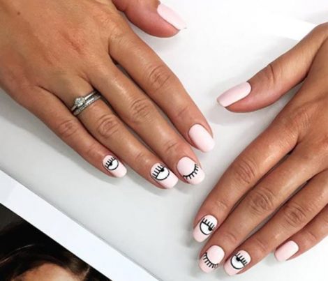 Immagine Nail Art con unghie corte con disegno occhio 470x403 - 20 Immagini Nail Art Unghie Corte