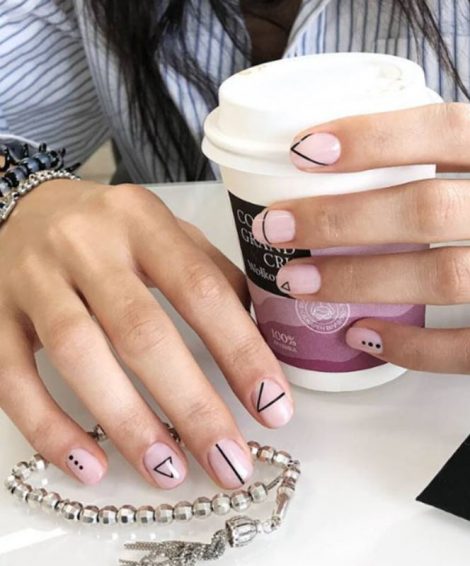 Nail Art su base nude di disegni geometrici 470x566 - 20 Immagini Nail Art Unghie Corte