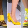 Tendenza moda scarpe e sandali colore giallo