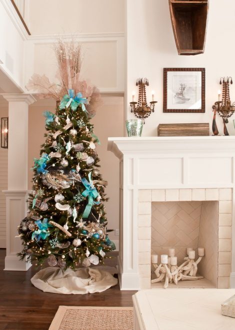 Albero di Natale 2019 con decoazioni azzurre 470x659 - Colori Alberi di Natale 2019