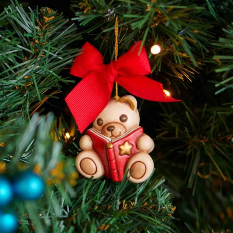 Decorazione Thun Albero di Natale 2019 Orsetto Teddy con libro  470x470 - THUN: Nuovi Addobbi Albero di Natale 2019