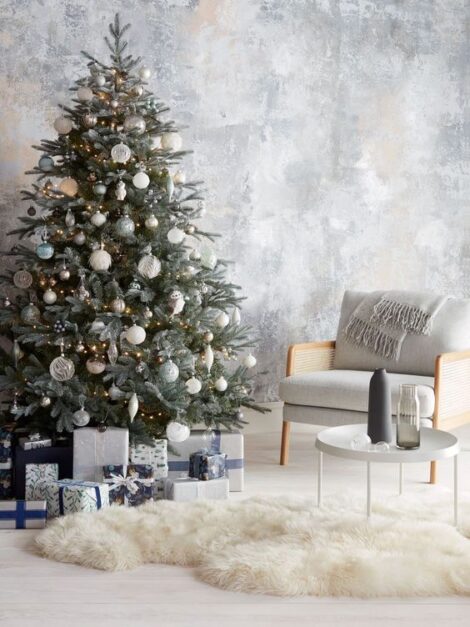 Albero di Natale 2020 tendenza in stile nordico 470x627 - Colori Albero di Natale 2020