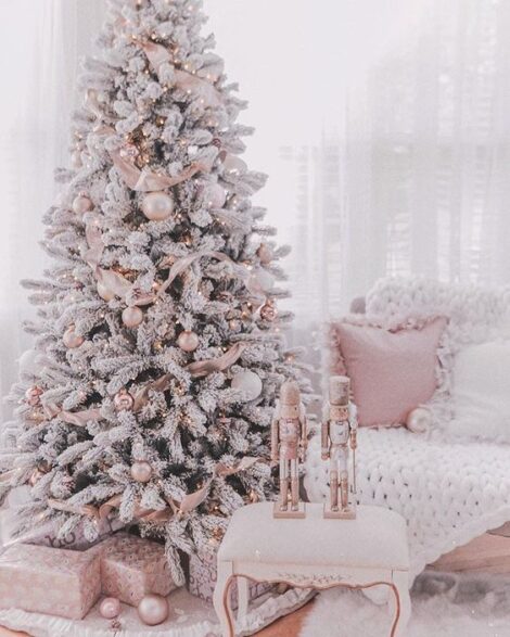 Albero di Natale bicolore bianco e rosa 470x587 - Colori Albero di Natale 2020