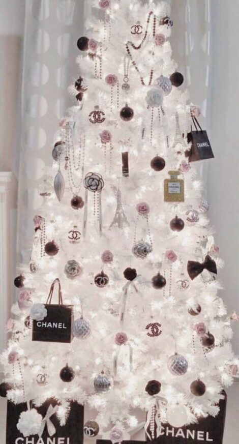 Albero di Natale con decorazioni griffate 470x873 - Colori Albero di Natale 2020