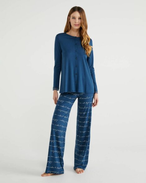 Pigiama con maglia con abbottonatura frontale e pantaloni con scritte Benetton 470x588 - Benetton Pigiami Inverno 2020 2021 Uomo e Donna