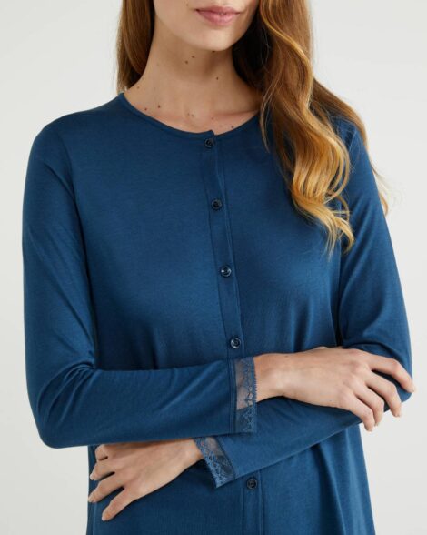 Pigiama con maglia con abbottonatura frontale e pantaloni con scritte Benetton inverno 2020 2021 470x588 - Benetton Pigiami Inverno 2020 2021 Uomo e Donna
