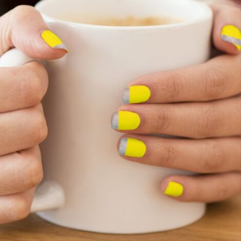 Nail art con smalto giallo e grigio Color of the Year 2021 470x470 - Colori Smalto Unghie Primavera Estate 2021