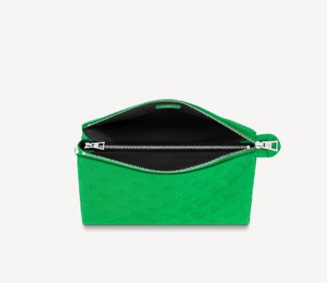 Interno nuova borsa Louis Vuitton 2021 verde con fodera in microfibra nera 470x408 - Nuova Borsa Louis Vuitton 2021 Coussin