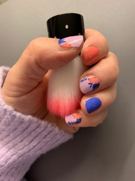 Nail Art con smalto sticker 470x627 - Smalto Sticker Adesivo per una Facile e Duratura Nail Art
