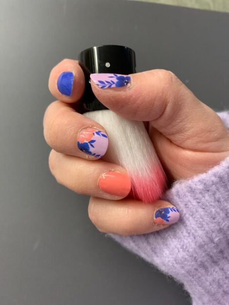 Nail art con smalto adesivo 470x627 - Smalto Sticker Adesivo per una Facile e Duratura Nail Art