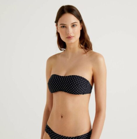 Bikini nero a pois bianchi con reggiseno a fascia imbottita 470x476 - Costumi Benetton Donna Estate 2021