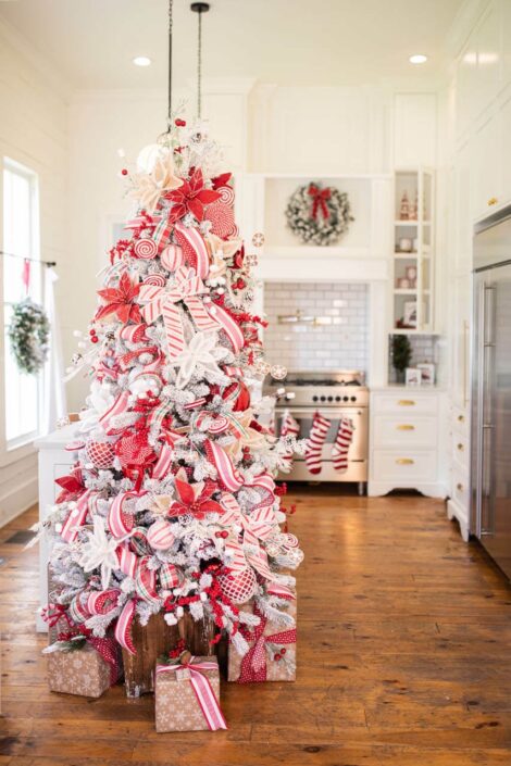 Albero di Natale 2021 bianco e rosso 470x705 - Albero di Natale 2021: Colori