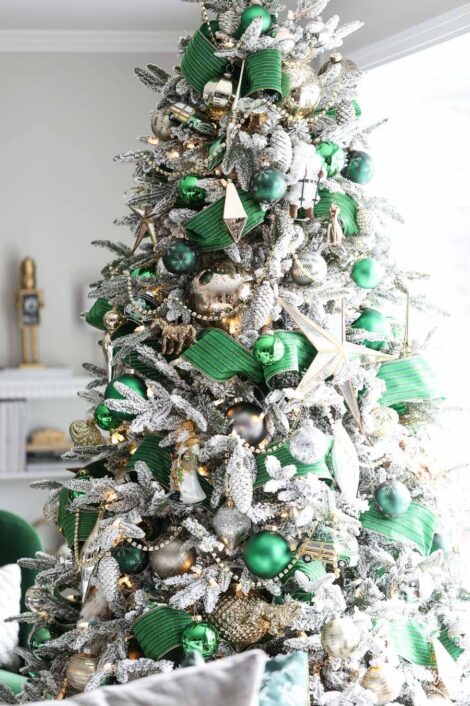 Albero di Natale 2021 con addobbi verdi 470x706 - Albero di Natale 2021: Colori