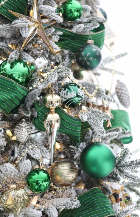 Albero di Natale 2021 con decorazioni verdi 470x727 - Albero di Natale 2021: Colori