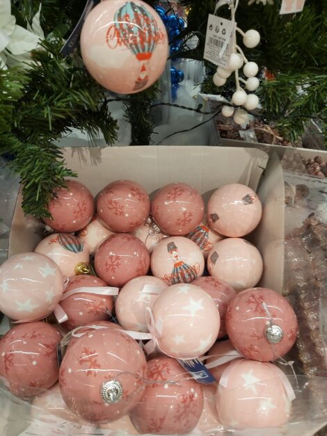 Palline albero di Natale 2021 colore rosa 470x627 - Albero di Natale 2021: Colori