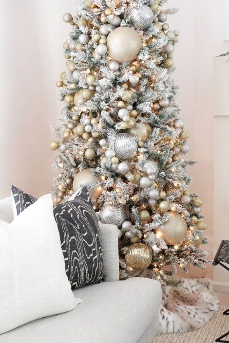 Tendenza Albero di Natale 2021 con toni metallici 470x705 - Albero di Natale 2021: Colori