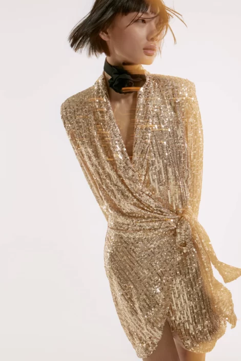 Abito per Capodanno 2022 con paillettes dorate ZARA 470x705 - Abiti Capodanno 2022