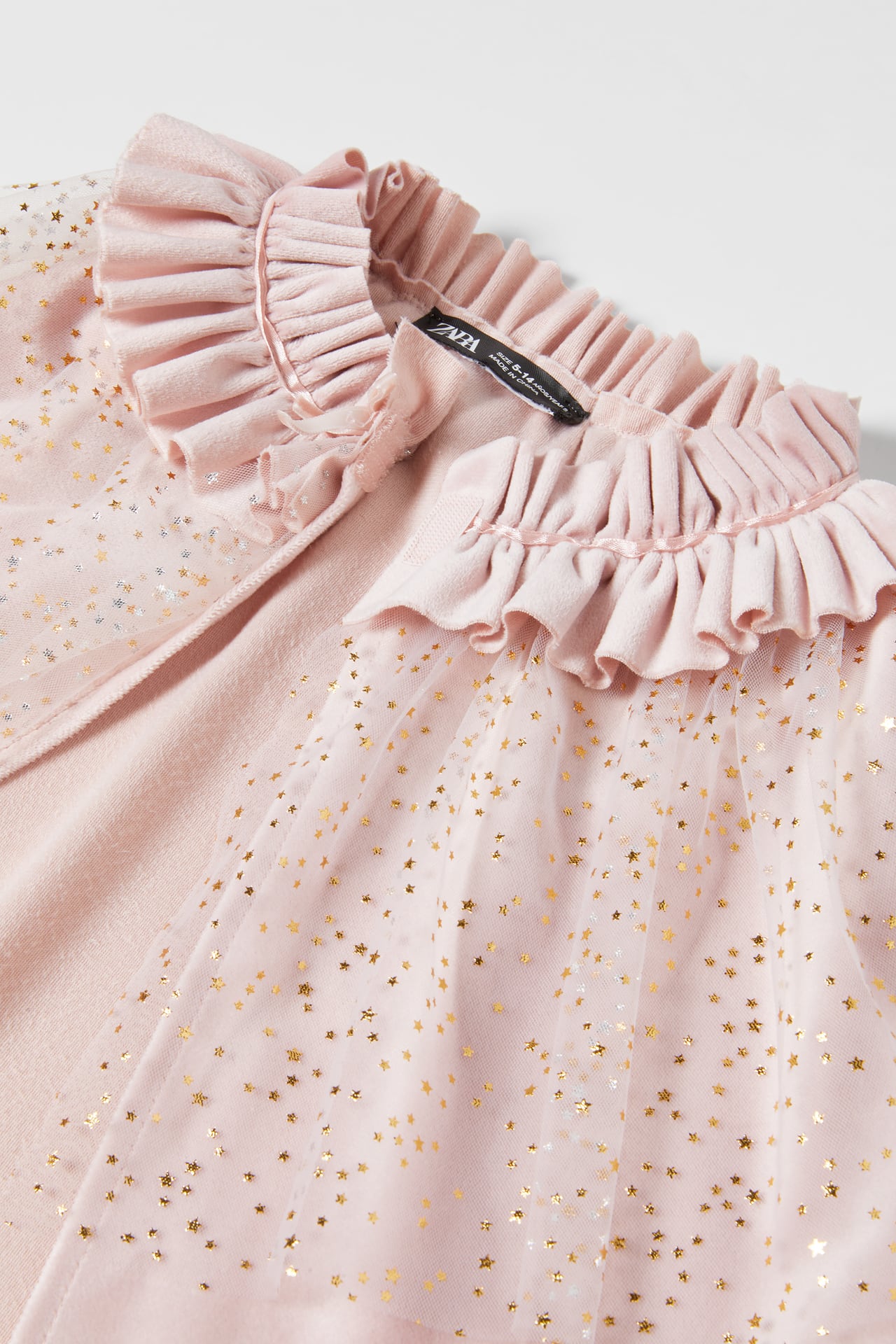 Dettaglio collo in tulle con stelle dorate - Costumi Halloween Bambini ZARA 2022