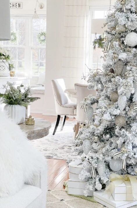 Albero di Natale 2022 innevato con accenti di colori neutri 470x711 - Colori Albero di Natale 2022: Tendenze Albero di Natale 2022 innevato con accenti di colori neutri 470x711 - Colori Albero di Natale 2022: Tendenze