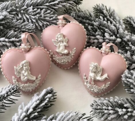 Decorazioni Natalizie rosa e bianche 470x419 - Colori Albero di Natale 2022: Tendenze Decorazioni Natalizie rosa e bianche 470x419 - Colori Albero di Natale 2022: Tendenze