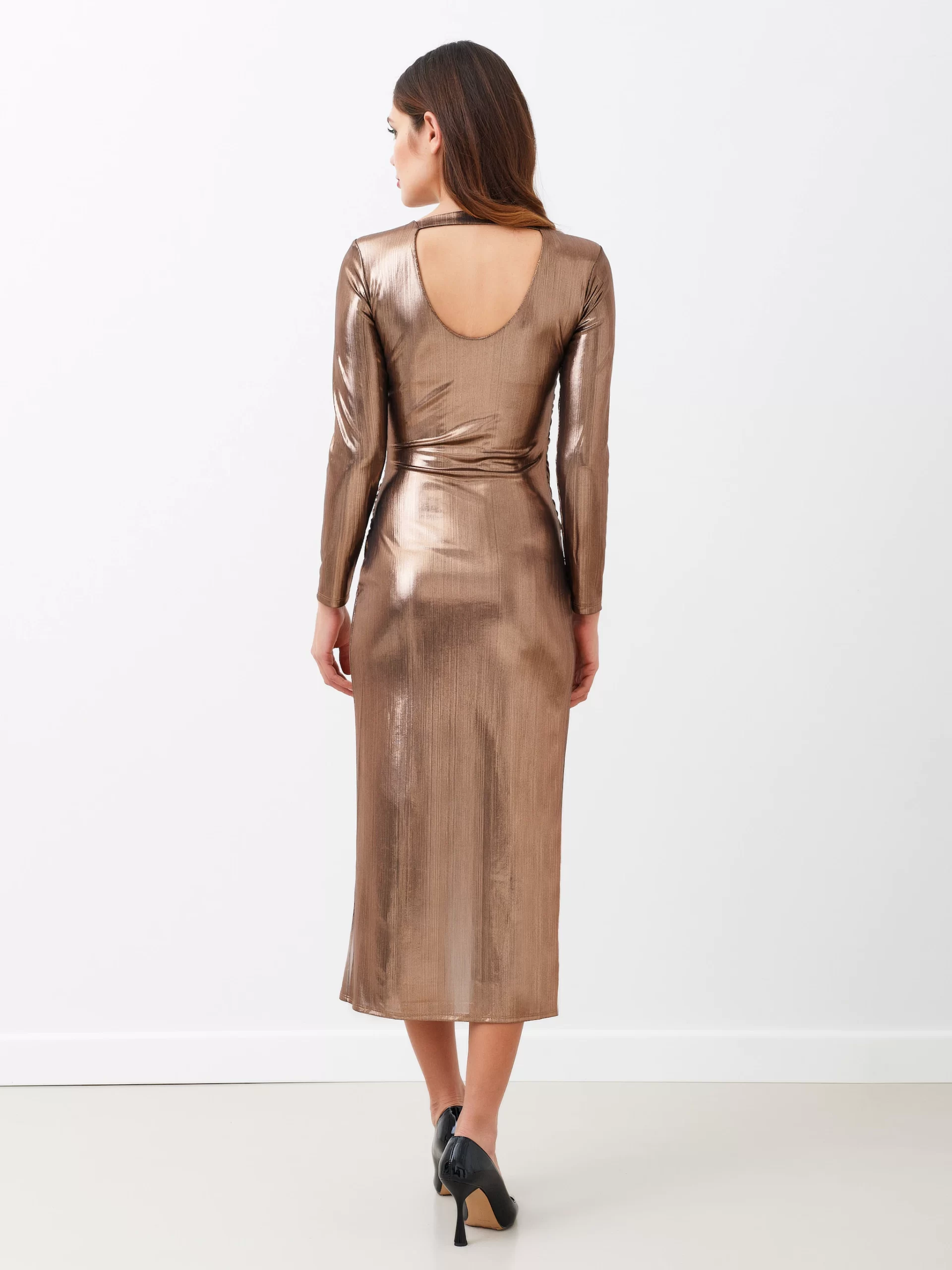 Dettaglio cut out sulla schiena scaled - Rinascimento Abiti Capodanno e Feste Natalizie 2022 Dettaglio cut out sulla schiena scaled - Rinascimento Abiti Capodanno e Feste Natalizie 2022