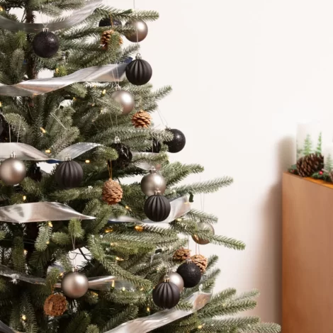 Natale 2022 con palline dai toni metallizzati lucidi e opachi 470x470 - Colori Albero di Natale 2022: Tendenze Natale 2022 con palline dai toni metallizzati lucidi e opachi 470x470 - Colori Albero di Natale 2022: Tendenze