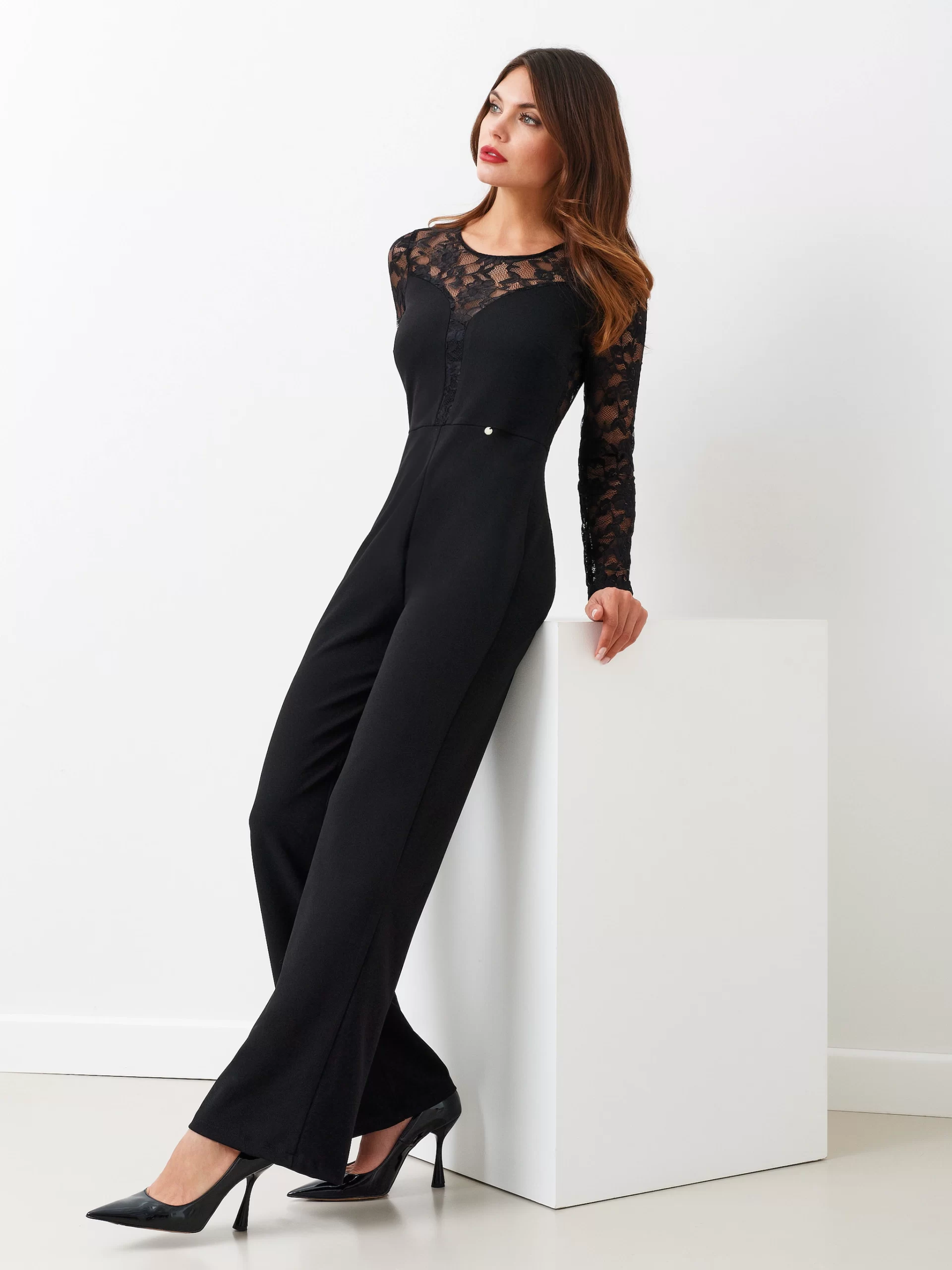 Tuta intera elegante nera con pizzo Rinascimento scaled - Rinascimento Abiti Capodanno e Feste Natalizie 2022 Tuta intera elegante nera con pizzo Rinascimento scaled - Rinascimento Abiti Capodanno e Feste Natalizie 2022