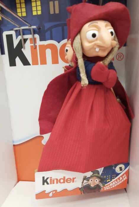 Befana Kinder da collezione 2023 470x698 - Calze della Befana Kinder 2023