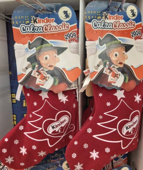 Calzona rossa della Befana Kinder 2023 470x558 - Calze della Befana Kinder 2023
