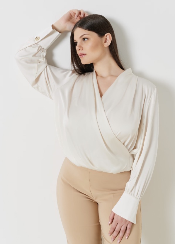 Blusa in raso color avorio Rinascimento estate 2023 - Collezione Abbigliamento Rinascimento Curvy Primavera Estate 2023