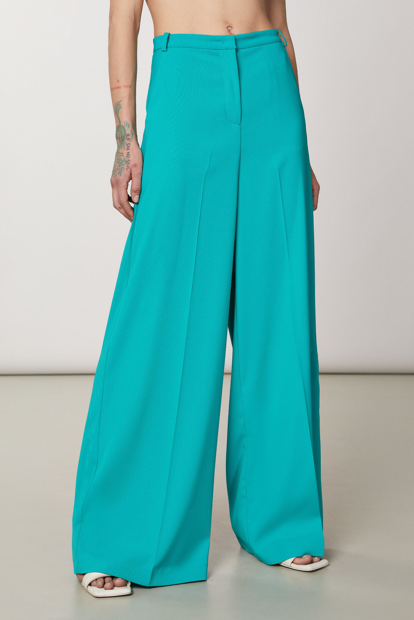 Nuovi pantaloni palazzo Patrizia Pepe primavera estate 2023 scaled - Tailleur Donna Patrizia Pepe Primavera Estate 2023