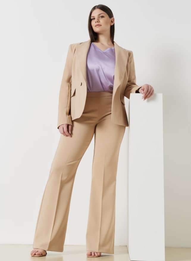 Tailleur con pantaloni mid flared - Collezione Abbigliamento Rinascimento Curvy Primavera Estate 2023