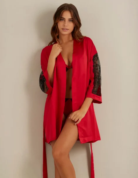Kimono in raso rosso e tulle nero Yamamay per le festività natalizie Kimono in raso rosso e tulle nero Yamamay per le festività natalizie
