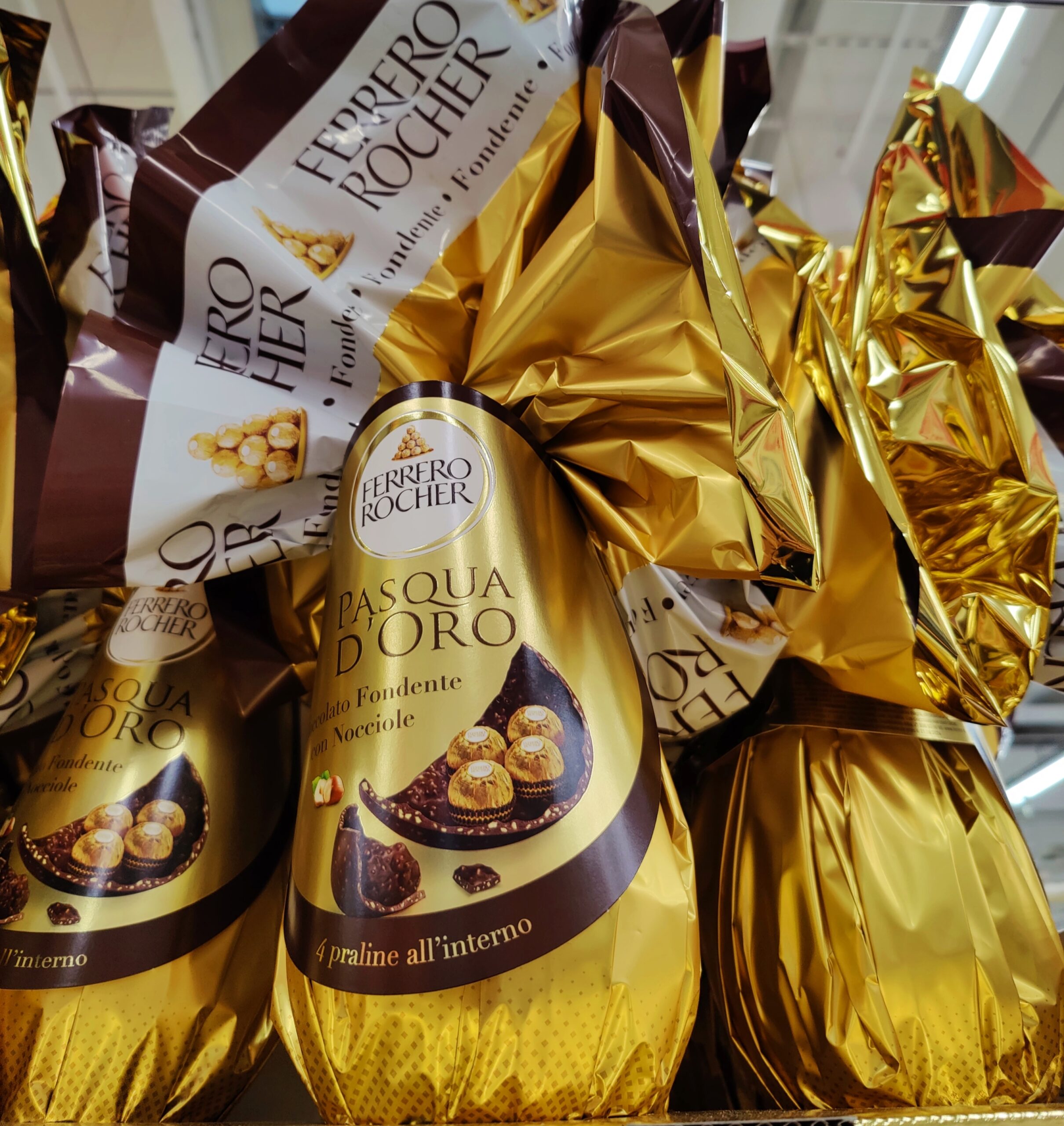 Uovo di Pasqua Ferrero Rocher 2024 al cioccolato fondente e nocciole Uovo di Pasqua Ferrero Rocher 2024 al cioccolato fondente e nocciole