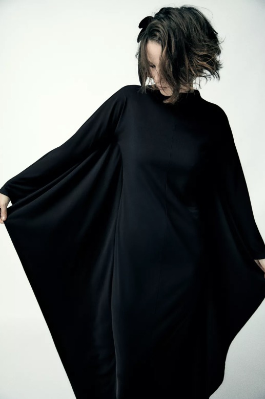 Vestito lungo nero a mantella con maniche a pipistrello ZARA Vestito lungo nero a mantella con maniche a pipistrello ZARA