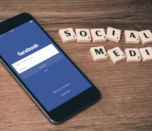 Era dell'Autocelebrazione Digitale