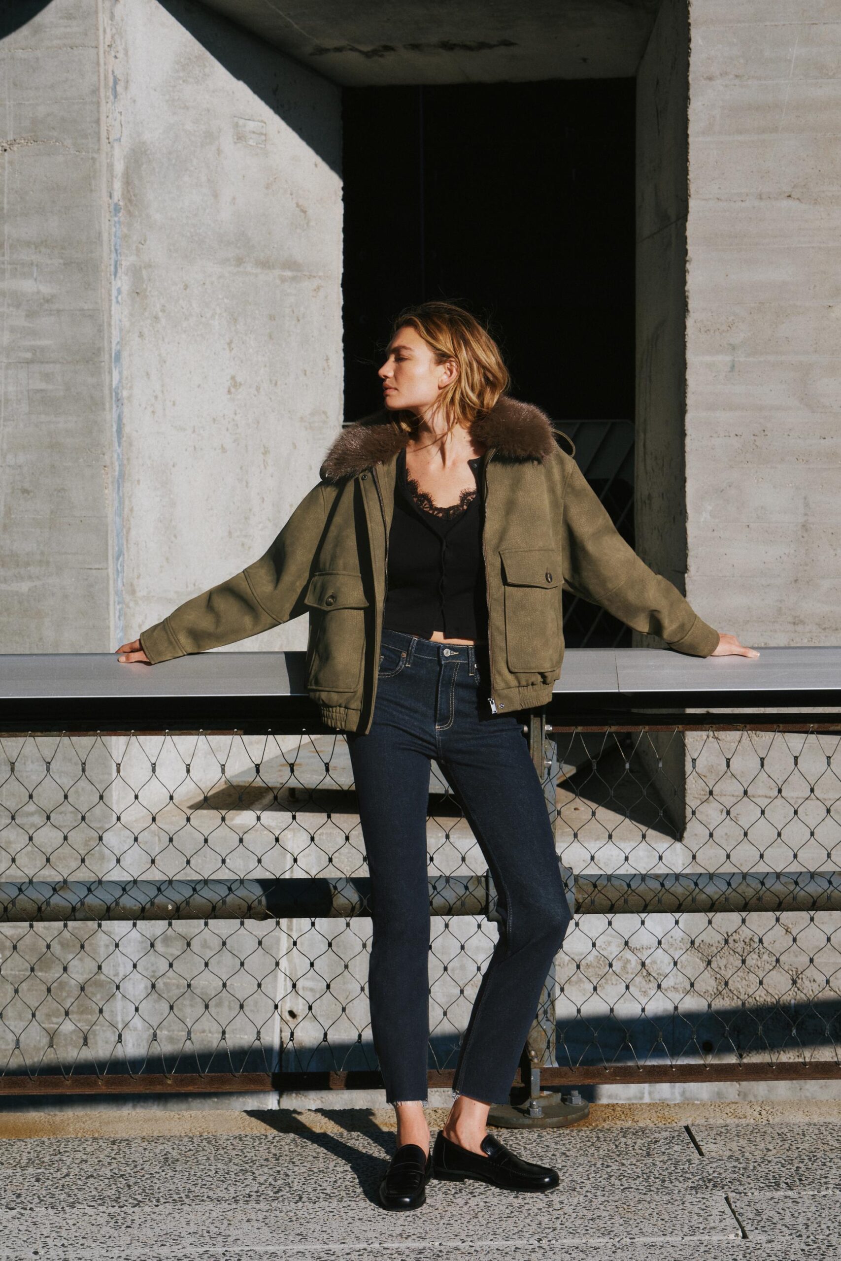 Pantaloni denim indaco scuro cropped flare