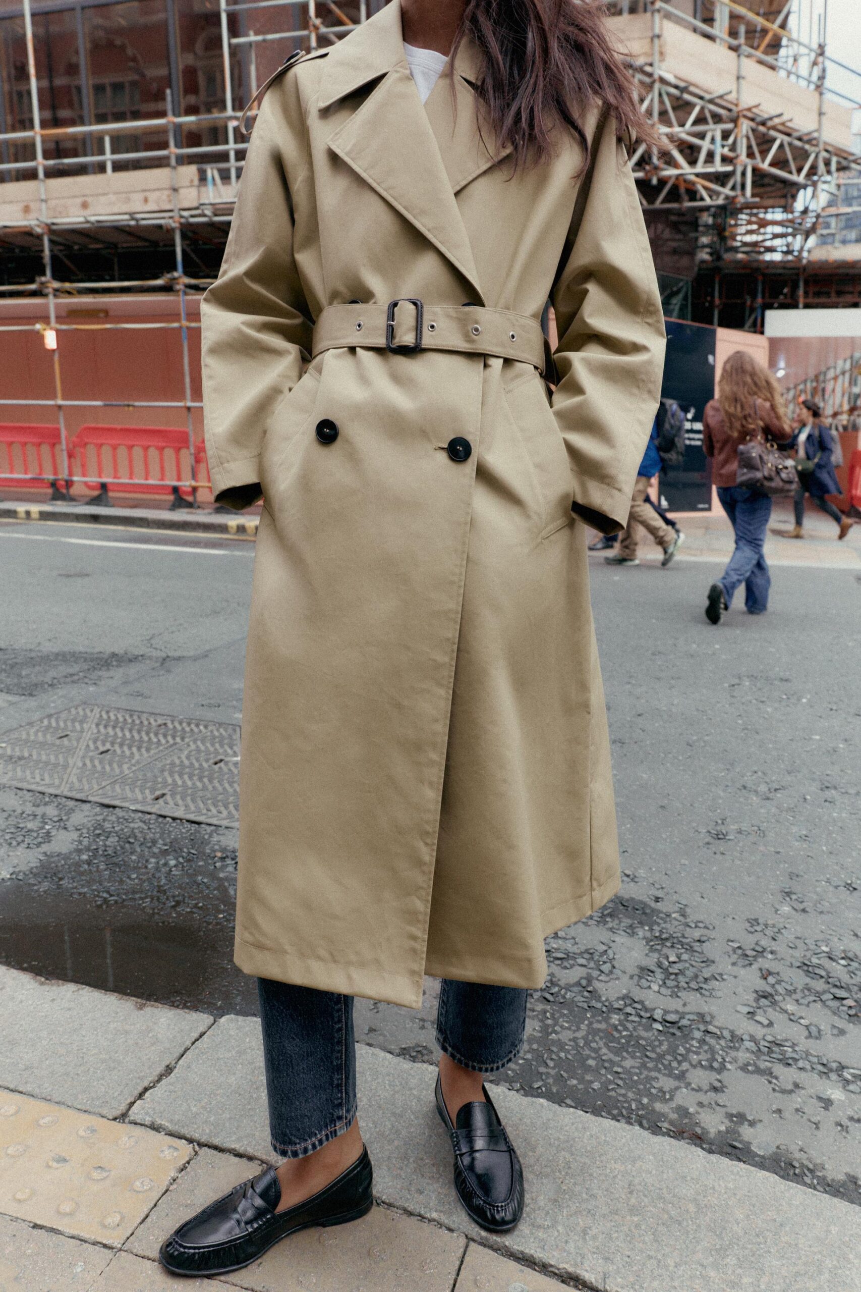 Trench beige lungo con cintura con fibbia ZARA