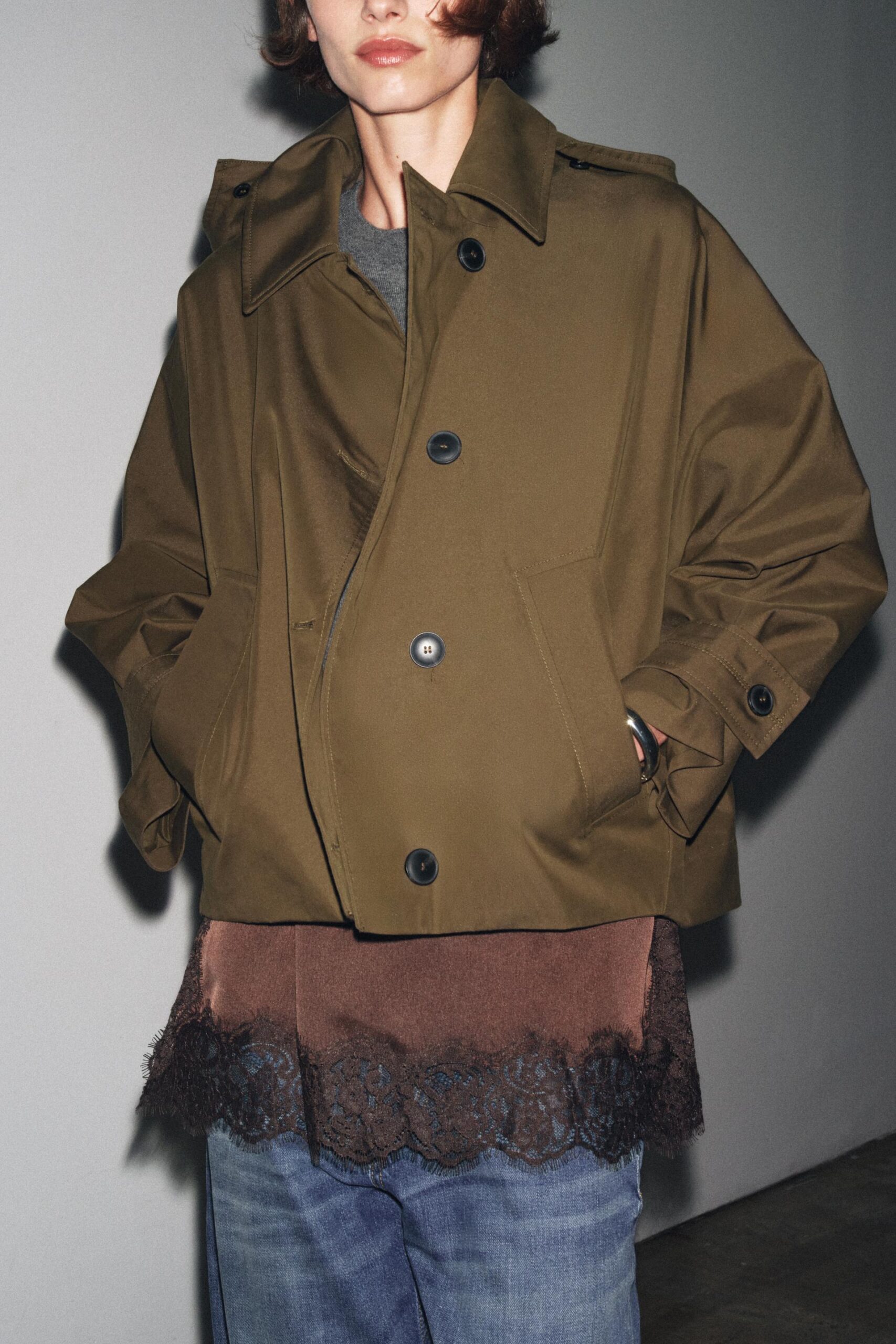 Trench corto verde ZARA autunno 2025