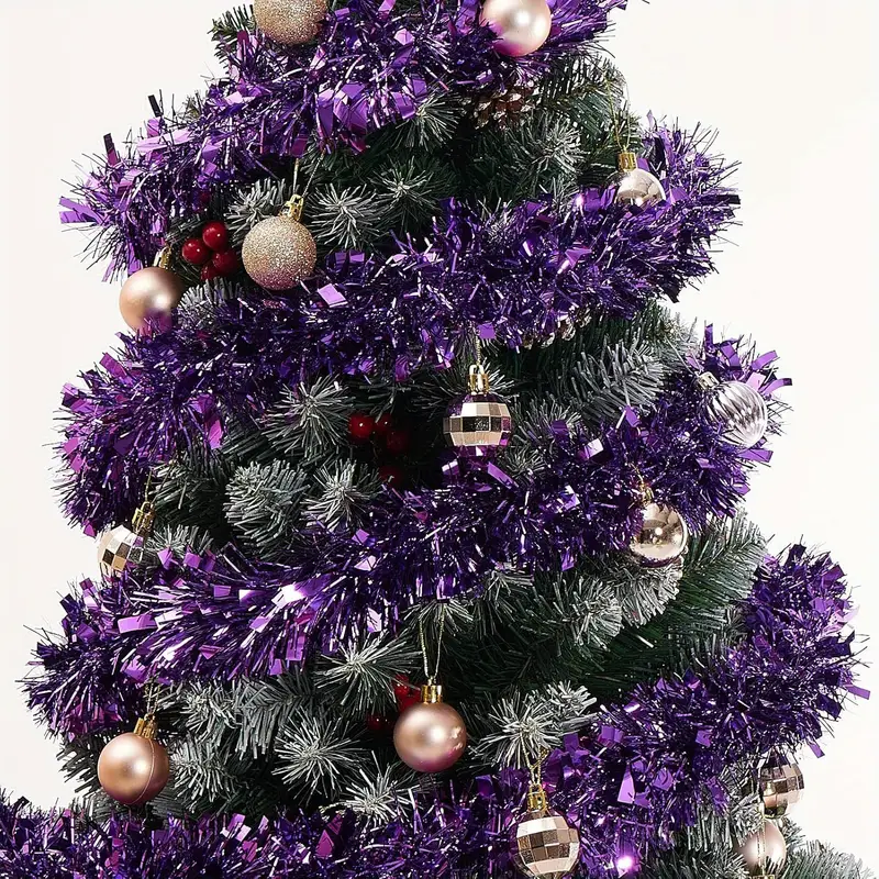 Albero di Natale con tinsel viola Albero di Natale con tinsel viola