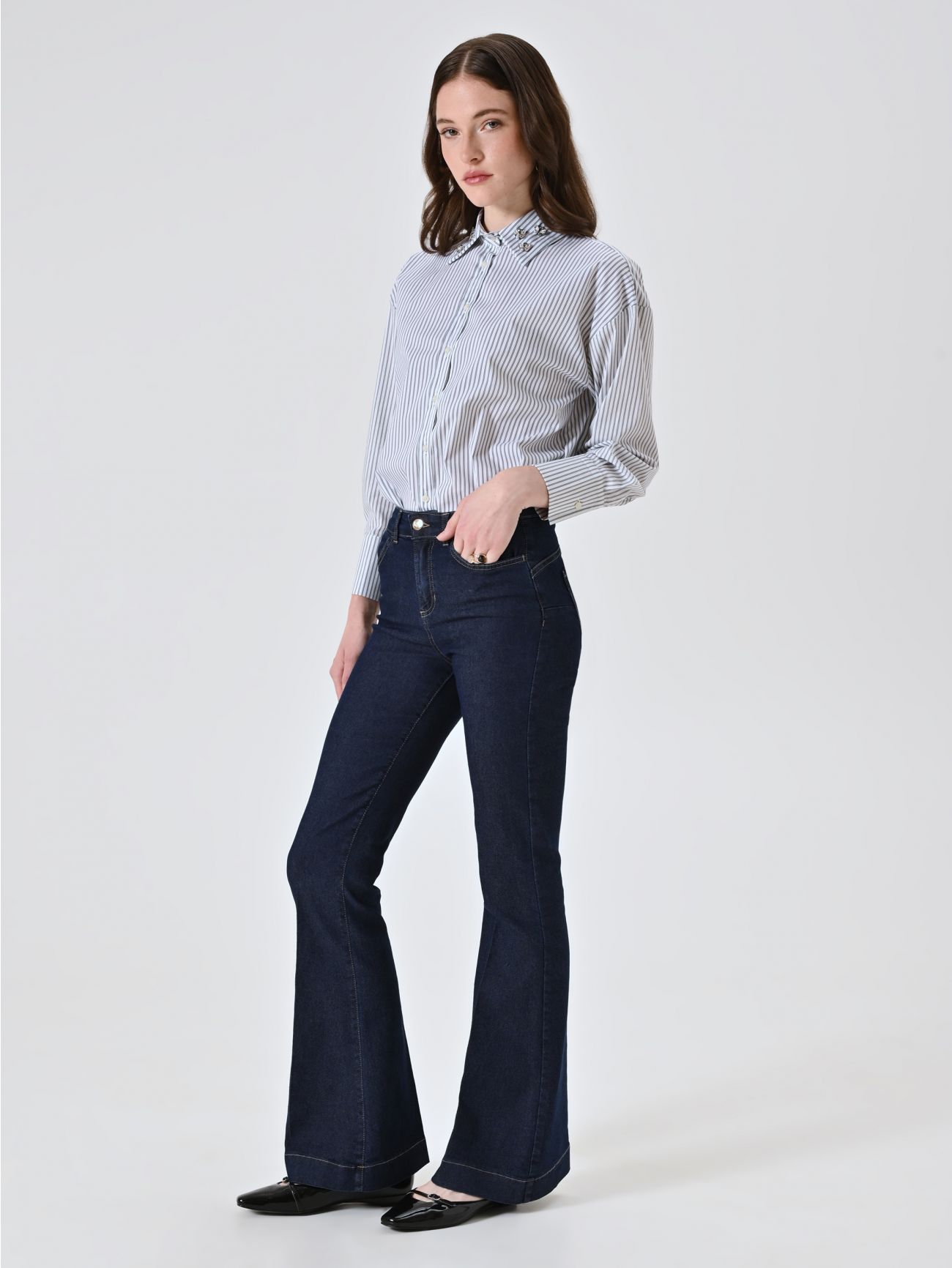 Rinascimento pantaloni flared denim scuro