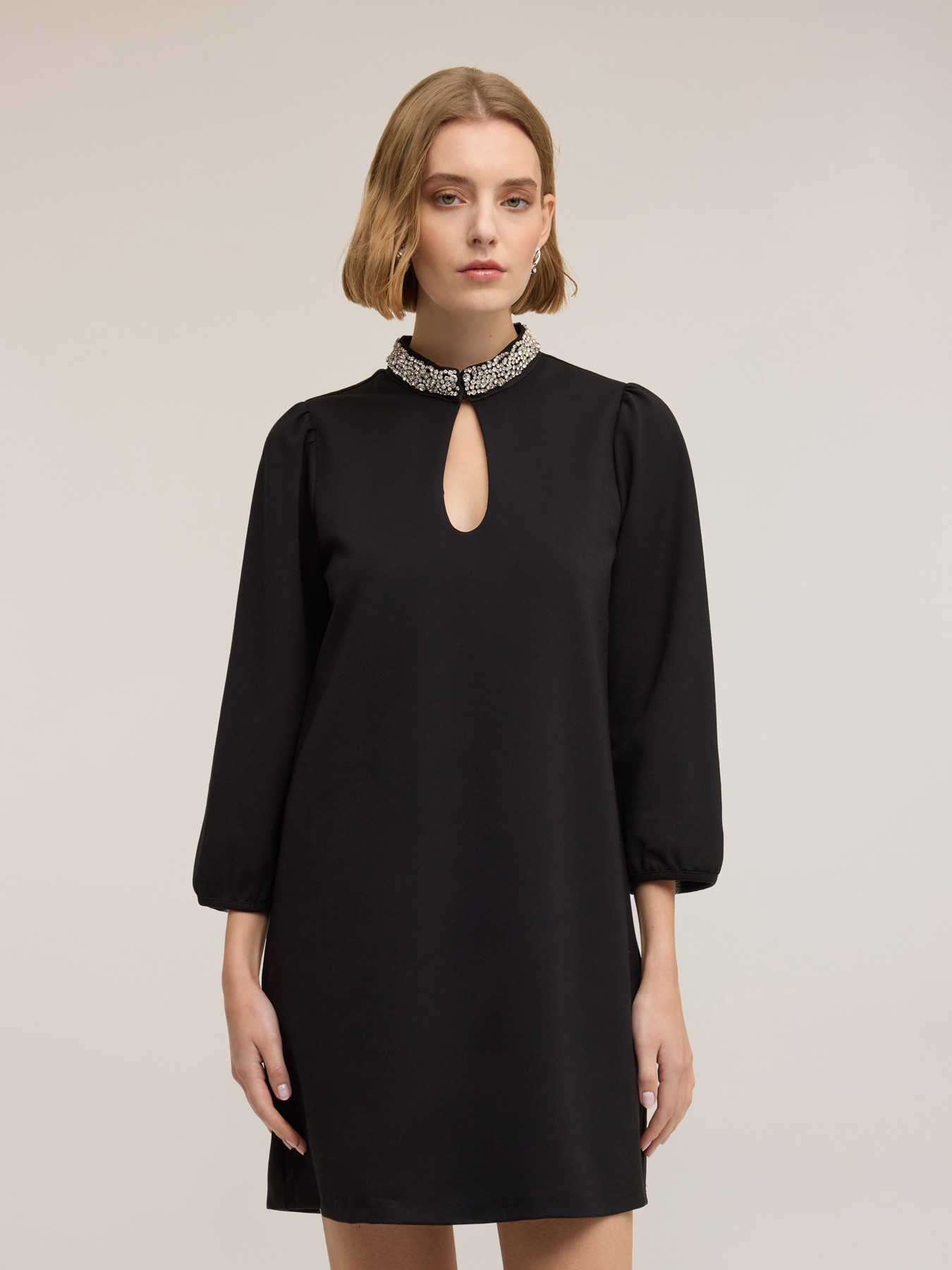 Abito corto a maniche lunghe nero con collo gioiello Motivi