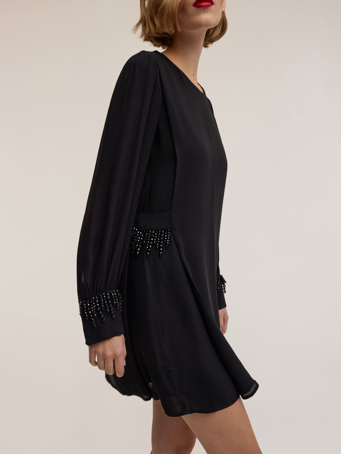Dettaglio perline abito nero MOTIVI