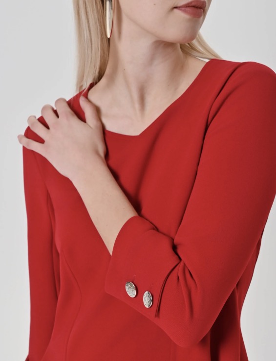 Dettaglio polsino con bottoni dorati Dettaglio polsino con bottoni dorati