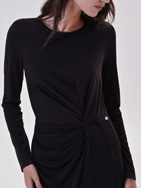 Tubino nero a maniche lunghe per le feste di Natale 2025 Tubino nero a maniche lunghe per le feste di Natale 2025