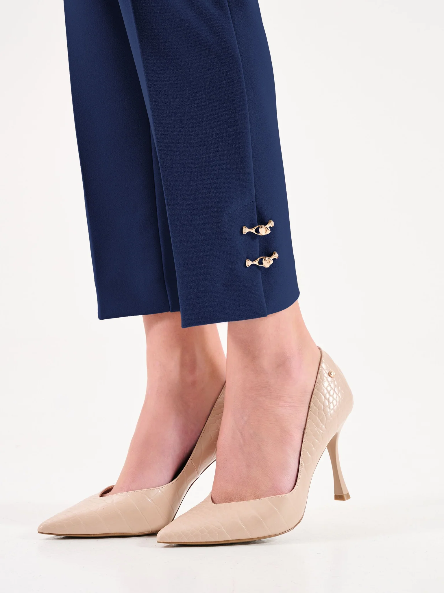 Dettagli dorati pantaloni tailleur donna Rinascimento 2026 Dettagli dorati pantaloni tailleur donna Rinascimento 2026