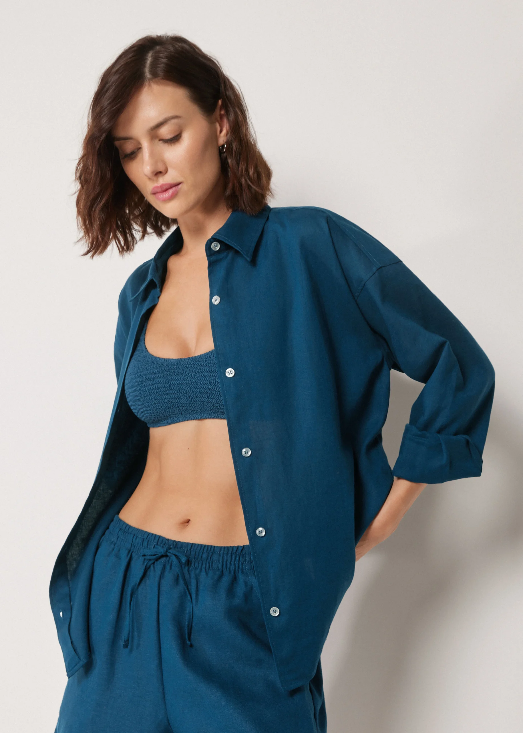 Camicia in lino blu Calzedonia estate 2026 Camicia in lino blu Calzedonia estate 2026