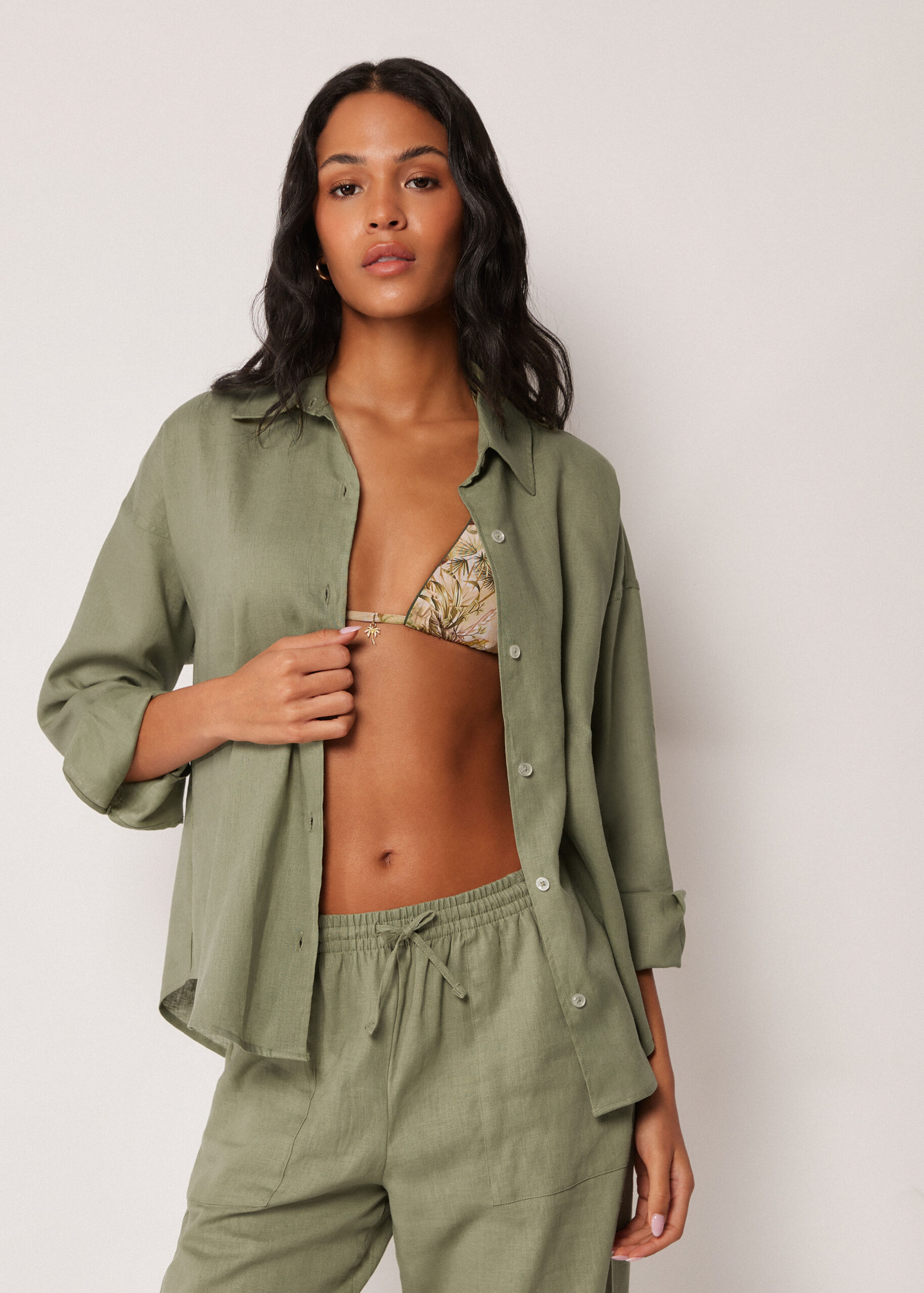 Camicia in lino verde a maniche lunghe Calzedonia 2026 Camicia in lino verde a maniche lunghe Calzedonia 2026